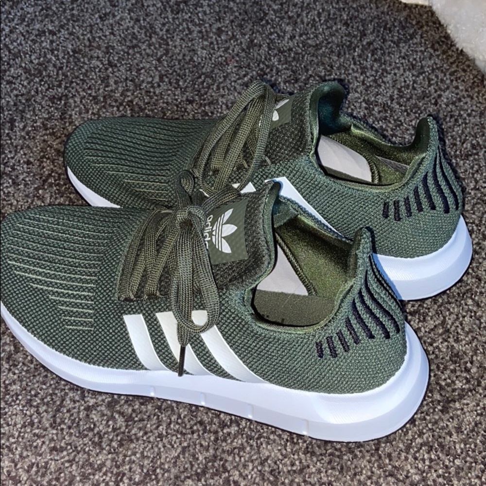 Adidas never worn tennis shoes